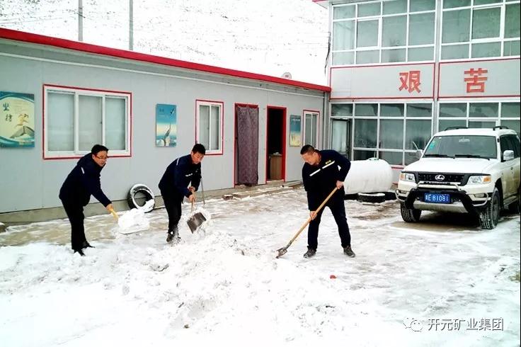 人間四月芳菲盡，山中春雪還復(fù)來