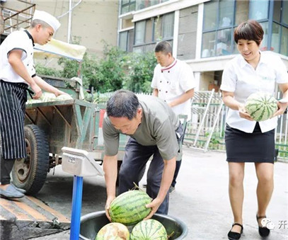 買下一整車西瓜，讓瓜農(nóng)早點(diǎn)回家